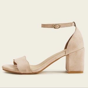 BRAND NEW! Sandal w/ Strap 👡